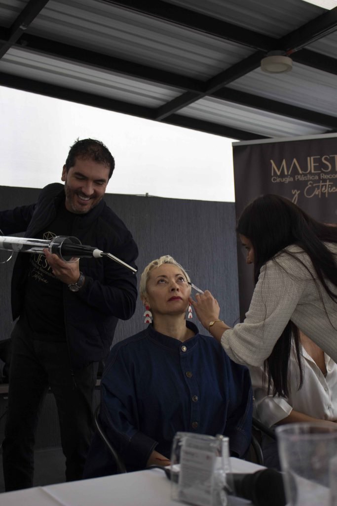 Aplicación de Fillerina en el rostro con aplicador